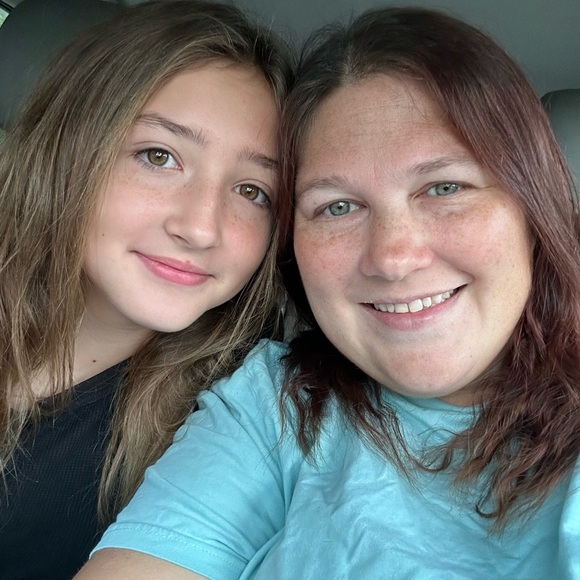 Meet your Posher, Lauren - Picture 2 of 3